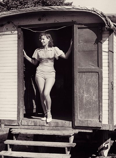 Jonge vrouw op een circuswagen, ca. 1960 (z/w foto) door Vincenzo Balocchi