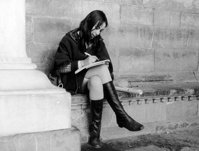 Schrijvende jonge vrouw onder de Loggia del Lanzi in Florence, ca.1965 (z/w foto) door Vincenzo Balocchi