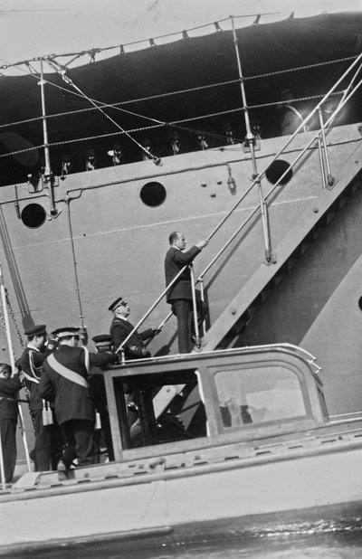 Album "Duce": Benito Mussolini in burgerkleding op de ladder van het schip Real Ferruccio in de haven van Gaeta door Vincenzo Pignatiello