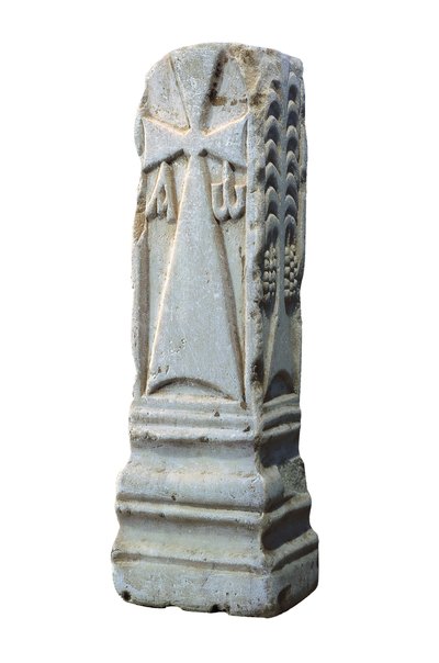 Altaarsteen met de christelijke symbolen van chrism, alfa en omega, 7e eeuw (steen) door Visigothic