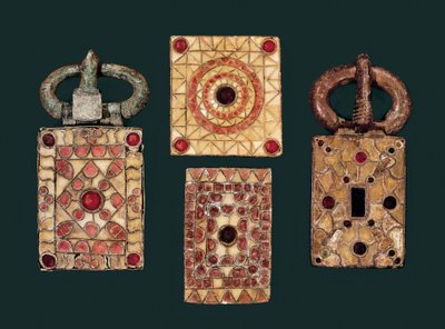 Metalen oorbellen versierd met goud en granaat, 7e eeuw door Visigothic