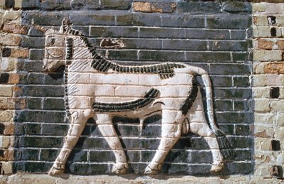 Stier, geglazuurde bakstenen, Ishtarpoort, Babylon, Irak door Vivienne Sharp