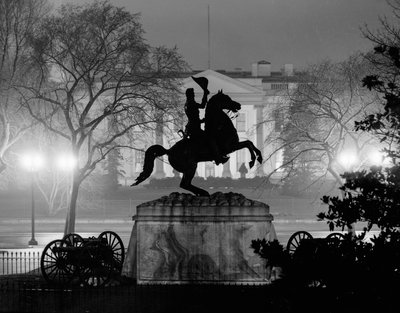 Andrew Jackson Monument in Lafayette Square, Witte Huis op de achtergrond, Washington bij nacht door Volkmar Wentzel