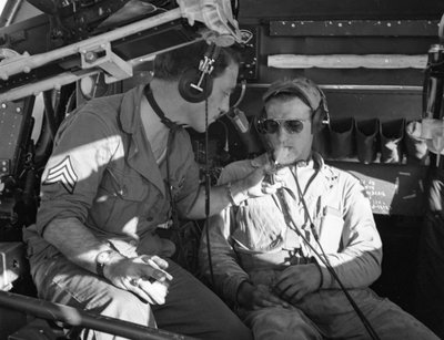 Army Air Corps bemanning in een B-17 delen sigaretten tijdens training op MacDill Field in WWII door Volkmar Wentzel