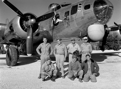 B-17 bemanning tijdens training voor luchtverkenningsmissies in WWII door Volkmar Wentzel
