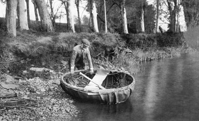Een coracle te water laten op de rivier Boyne, County Meath, Ierland, 1924-1926 door WA Green