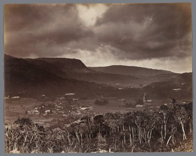 Gezicht op Nuwara Eliya gezien vanaf Oliphant Estate, Ceylon door W.L.H. Skeen and Co.