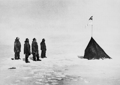 Roald Amundsen, Helmer Hanssen, Sverre Hassel en Oscar Wisting voor de tent opgericht op de Zuidpool, 16 december door John Ward Dunsmore