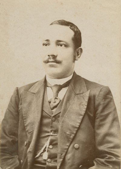 Foto van een Man met een Donker Pak en een Zakhorloge in zijn Vest, 1886-1900 door W. M. Hubbard