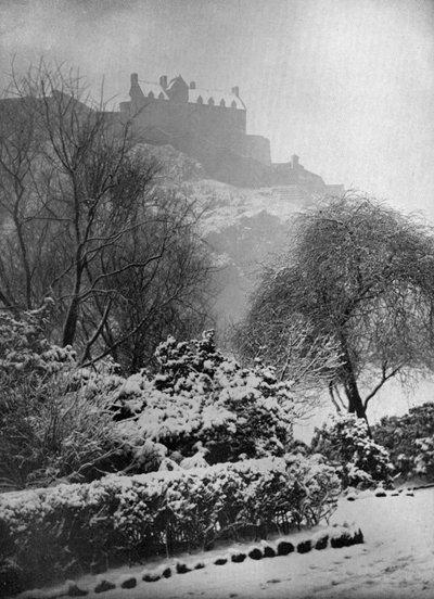Kasteel van Edinburgh in de sneeuw, vanuit Princes Street Gardens, Schotland door W. Reid