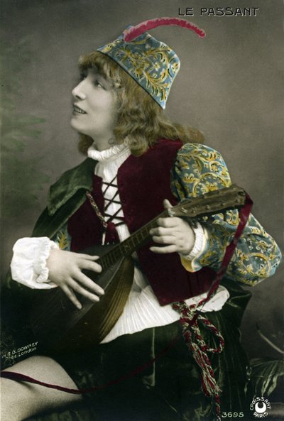 Henriette Rosine Bernard alias Sarah Bernhardt (1844-1923), in de rol van troubadour Zanetto, spelend op luit in het stuk 