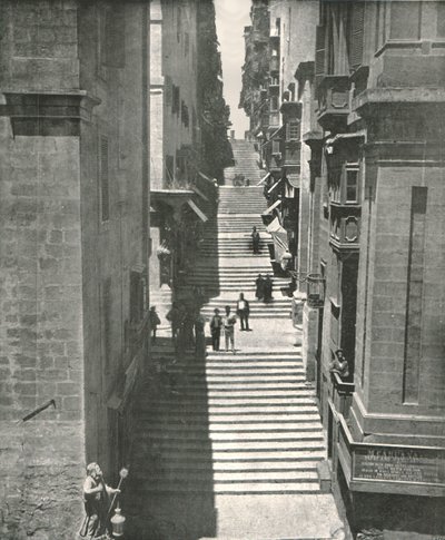 Een steile straat in Valletta, Malta, 1895 door W and S Ltd