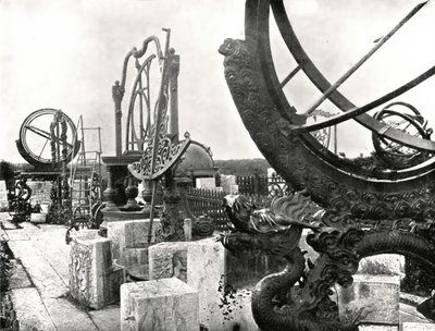 Enkele instrumenten bovenop het observatorium, Peking, China, 1895 door W and S Ltd