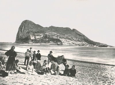 Uitzicht op de Rots vanuit de zee, Gibraltar, 1895 door W and S Ltd