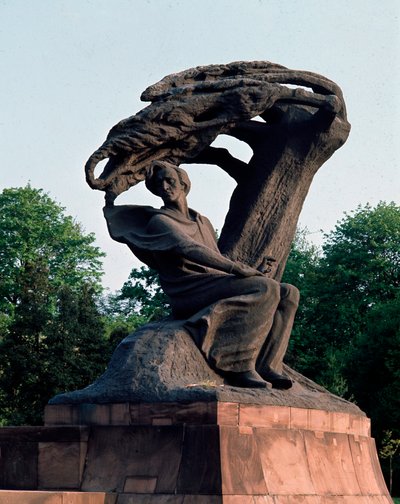 Zicht op het monument gewijd aan de componist Frédéric Chopin (1810-1849) in Warschau, Polen door Waclaw Szymanowski