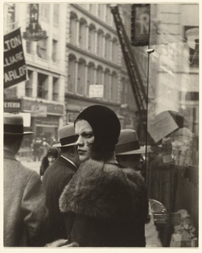 Meisje in Fulton Street, New York door Walker Evans
