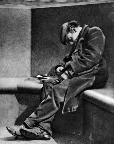 Een man die slaapt op Blackfriars Bridge, Londen, 1926-1927 door Walter Benington
