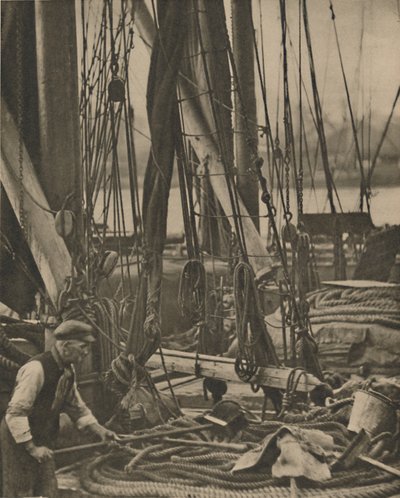 Aan de voet van de mast op een Thames Barge door Walter Benington