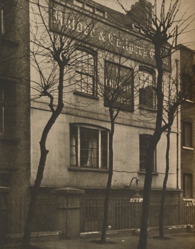 Bij het bord van de Oude Bel in St. Brides Churchyard, ca. 1935 door Walter Benington