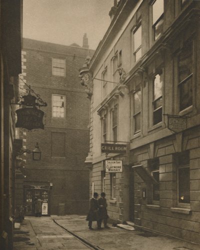 In Devereux Court, vol achttiende-eeuwse associaties, ca. 1935 door Walter Benington