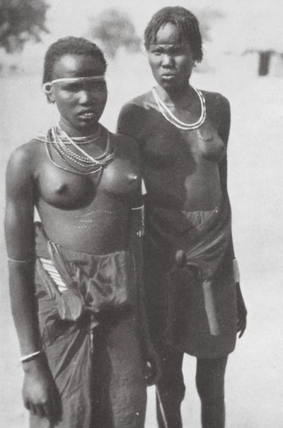 Inheems Meisje uit Centraal-Afrika door Walter Mittelholzer