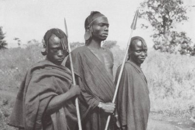 Kikuyus uit Brits-Oost-Afrika door Walter Mittelholzer
