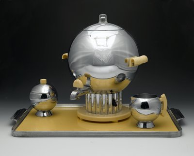 Koffieur, "Coronet-patroon", model nr. 90121, vervaardigd door Chase Brass & Copper Co. Inc. door Walter von Nessen