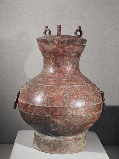 Vaas uit het graf van Prins Liu Shang (brons ingelegd met goud en zilver) door Western Han Dynasty Chinese School