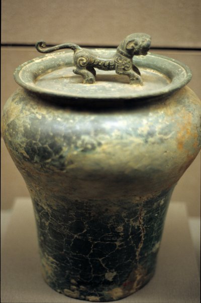 Wijnvaas in de vorm van een kruik, bekroond door een tijger door Western Zhou Dynasty Chinese School