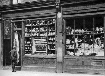 Een pandjeswinkel voorgevel, Bow, Londen, 1926-1927 door Whiffin