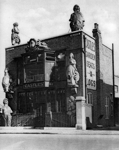 Boegbeelden van oude oorlogsschepen, Grosvenor Road, Londen, 1926-1927 door Whiffin