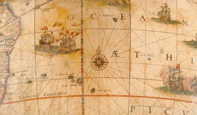 Detail van vechtende schepen in de Atlantische Oceaan van een aardse globe 1645/48 door Willem Blaeu