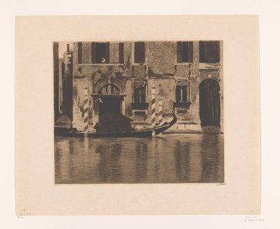 Aangemeerde gondel met opbouw in een kanaal in Venetië door Willem Witsen (signed by artist)
