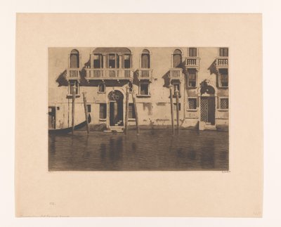 Gezicht op gevels en meerpalen langs het Canale Grande in Venetië door Willem Witsen (signed by artist)