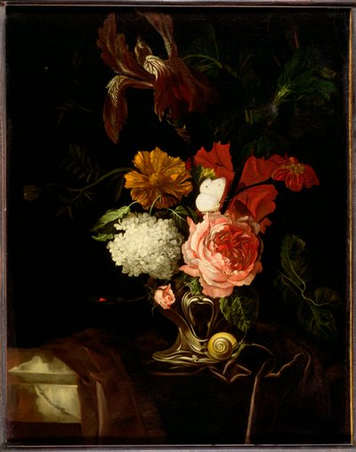 Een roos, een iris, seringen en andere bloemen in een zilveren vaas met een slak en een vlinder op een gedrapeerde rand door Willem van Aelst