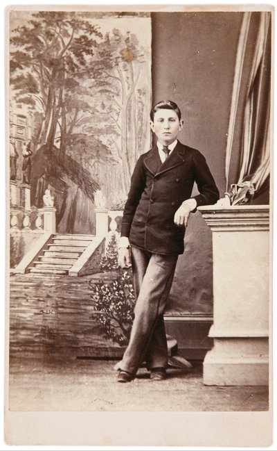 Studioportrait van jonge man voor geschilderde achtergrond van trap en tuin door William Bentley