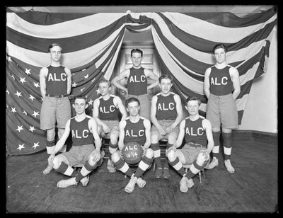 ALC basketbalteam groepsportret, ca. 1913-14 door William Davis Hassler