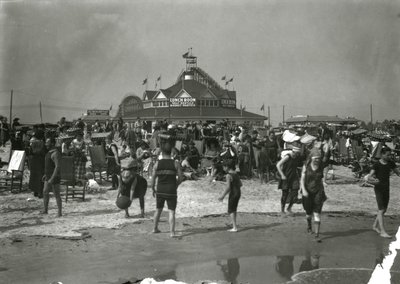 Strandscène, Coney Island, ca. 1910-21 door William Davis Hassler