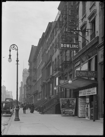 Bowlingbaanbord op 248 W. 14th Street, New York City, 2 mei 1916 door William Davis Hassler