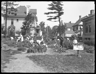 Kinderen werken in de tuin bij de Poppenhusen-vestiging van de Queens Borough Public Library, 14 augustus 1915 door William Davis Hassler