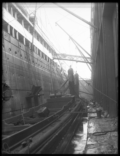 Stoomschip kolen met draagbare emmertransporteurs, 1912 door William Davis Hassler