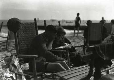 Koppel leest op het strand, Coney Island, c.1910-21 door William Davis Hassler