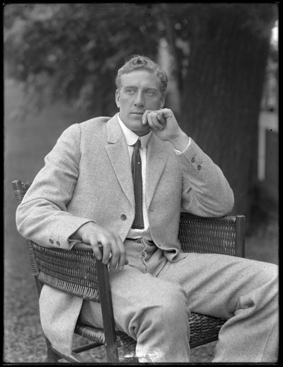 Engelse bokser William Thomas Wells (Bombardier Billy Wells), zittend in een tweed pak, ca. 1911 door William Davis Hassler