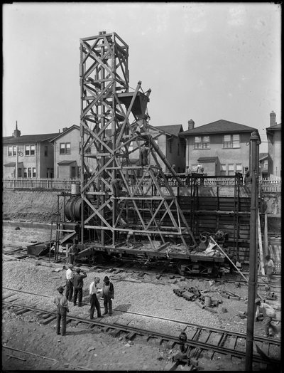 Het Oprichten van een Betonmixer op 1910 63rd Street, Brooklyn, ca. 1914 door William Davis Hassler