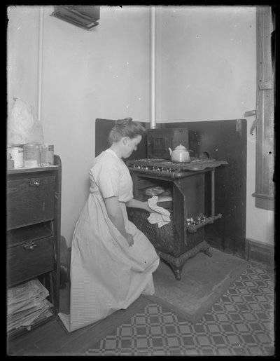 Ethel Gray Magaw Hassler haalt brood uit de oven, ca.1913 door William Davis Hassler