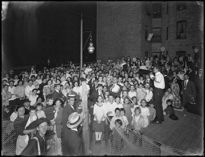 Evangelische Samenkomst, East 79th Street en Avenue A, New York City, 24 Juli 1914 door William Davis Hassler