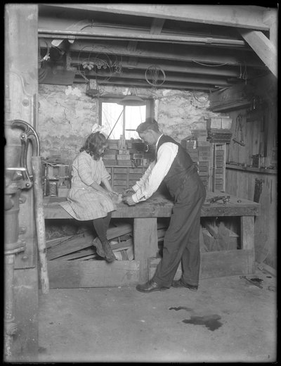 Frank P. Hassler en Mary Hassler in de kelder, Glen Ellyn, c.1912 door William Davis Hassler