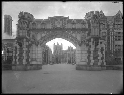 Poort bij City College van New York, ca. 1912 door William Davis Hassler