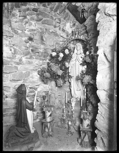 Grot met heiligdom voor de Maagd Maria, Seton Hospital, Spuyten Duyvil, Bronx, 2 november 1914 door William Davis Hassler