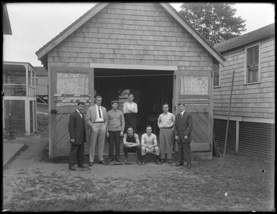 Groepsportret van de Engelse bokser William Thomas Wells (Bombardier Billy Wells), Jim Maloney, en 